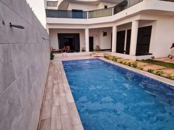 Villa meublée r+1 de plus de 400m2