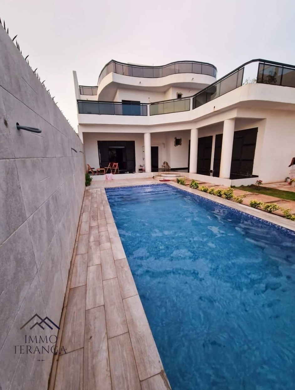 Villa meublée r+1 de plus de 400m2