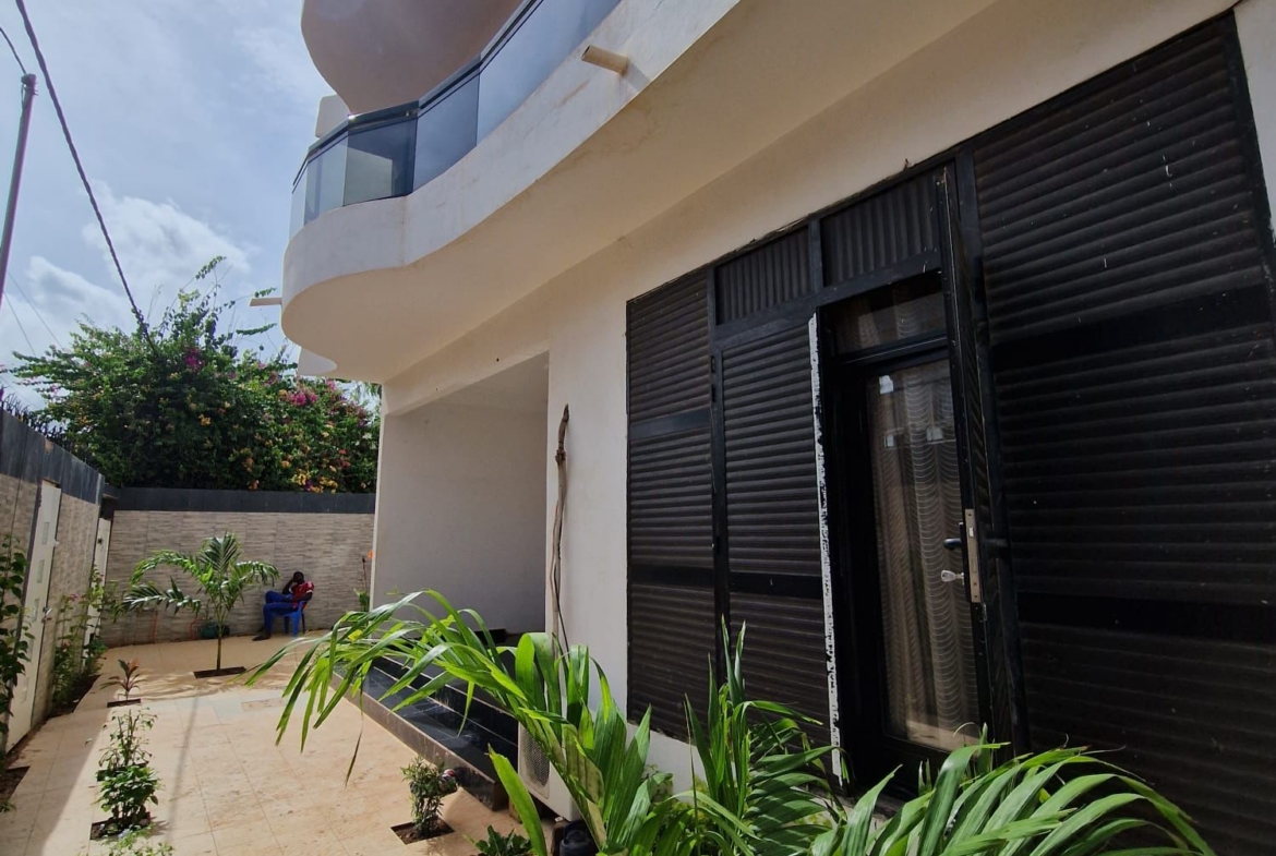 Villa meublée r+1 de plus de 400m2